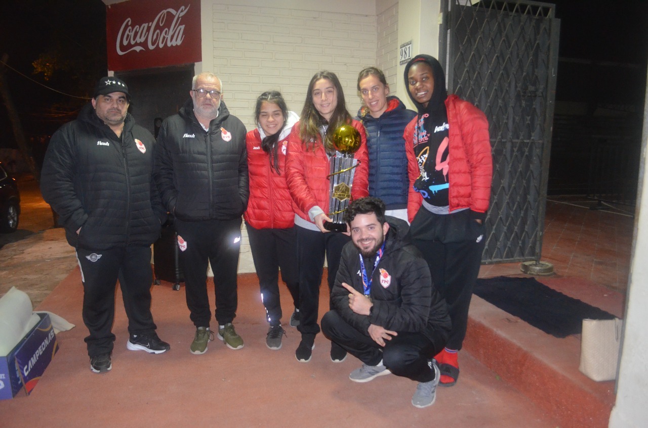 Parte de la delegación de básquet del club Félix Pérez. Foto: Óscar Villalba