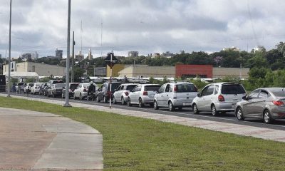 Fila de vehículos para el hisopado. Foto de archivo