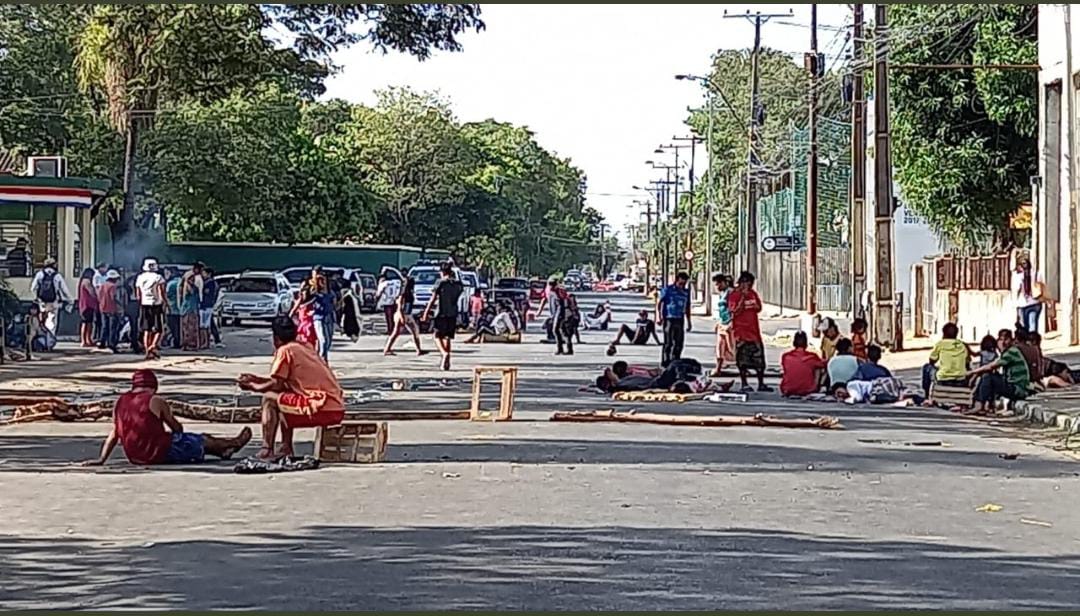 Indígenas cerraron la avenida Artigas. Foto: Gentileza