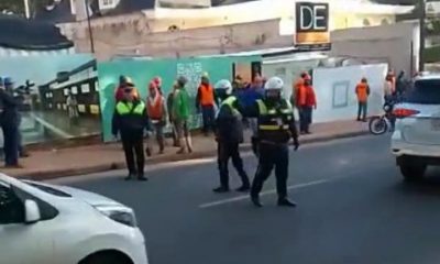 Obreros y PMT tras registrarse el incidente. Foto: Radio Ñanduti