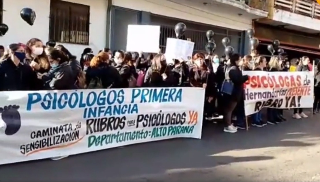 Psicólogos se manifiestan en reclamo a la descontratación de sus colegas. Foto: captura de video