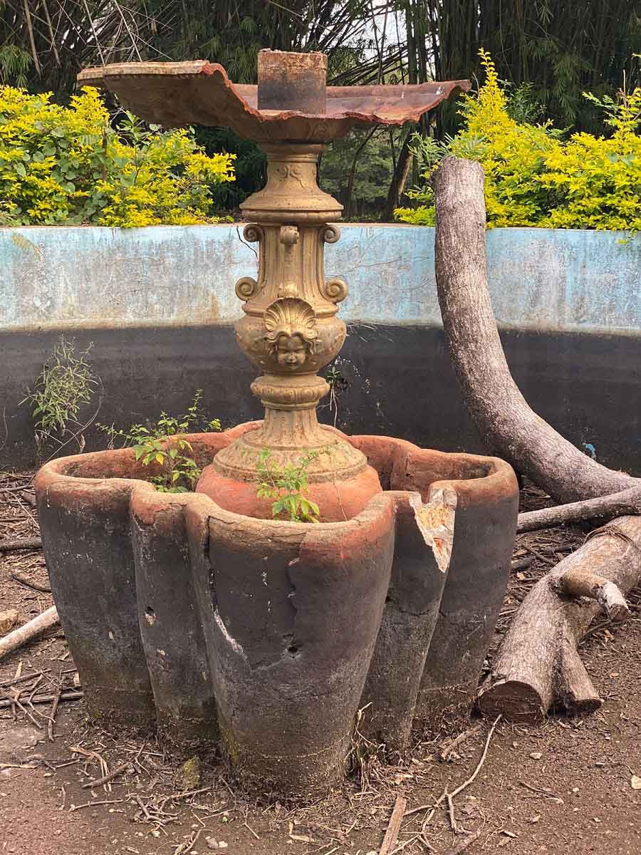 Ruinas de la fuente del jardín Kamba’i, importada a inicios del siglo XX de Val D’Osne (París), 2022. 