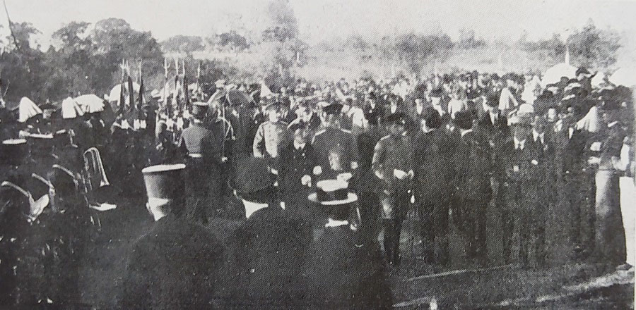 Comitiva oficial del Uruguay, rindiendo homenaje a Artigas en inmediaciones del Solar, 1913. Fuente: A. Irala, S. Barbieri