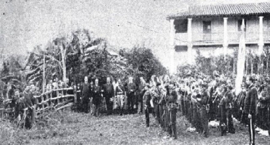 Comitiva oficial del Uruguay, rindiendo homenaje a Artigas en inmediaciones de la Casa Alta, 1885. Cortesía