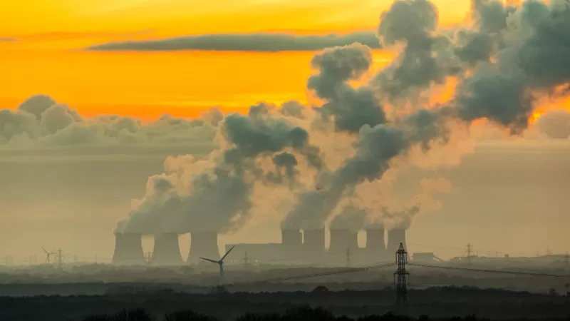 Reducir las emisiones de CO2 producto de la quema de combustibles fósiles es urgente, según el Panel Internacional de Cambio Climático de la ONU. Foto: BBC Mundo