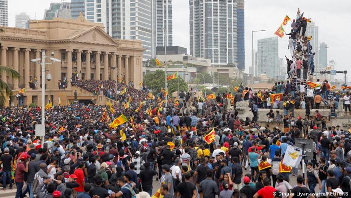 el presidente de Sri Lanka, Gotabaya Rajapaksa, obligado a huir este sábado de su residencia oficial invadida por manifestantes, renunció al cargo. Foto: DW.