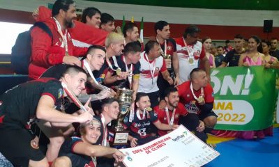 Los integrantes del 12 de junio y componentes del cuerpo técnico posan con sus medallas y el trofeo de los mejores de Sudamérica. Foto: Gentileza.