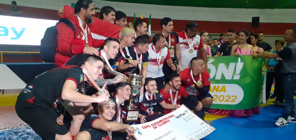 Los integrantes del 12 de junio y componentes del cuerpo técnico posan con sus medallas y el trofeo de los mejores de Sudamérica. Foto: Gentileza.