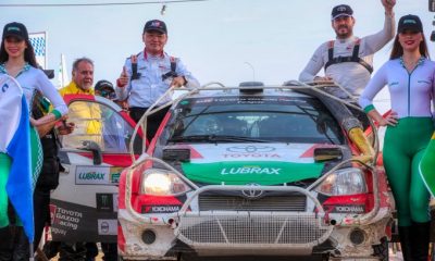 Festejando tras ganar la primera etapa Alejandro Galanti junto a Marcelo Toyotoshi en la misma rampa de Mariscal Estigarribia. Foto: La Deportiva