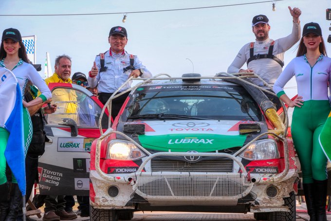 Festejando tras ganar la primera etapa Alejandro Galanti junto a Marcelo Toyotoshi en la misma rampa de Mariscal Estigarribia. Foto: La Deportiva