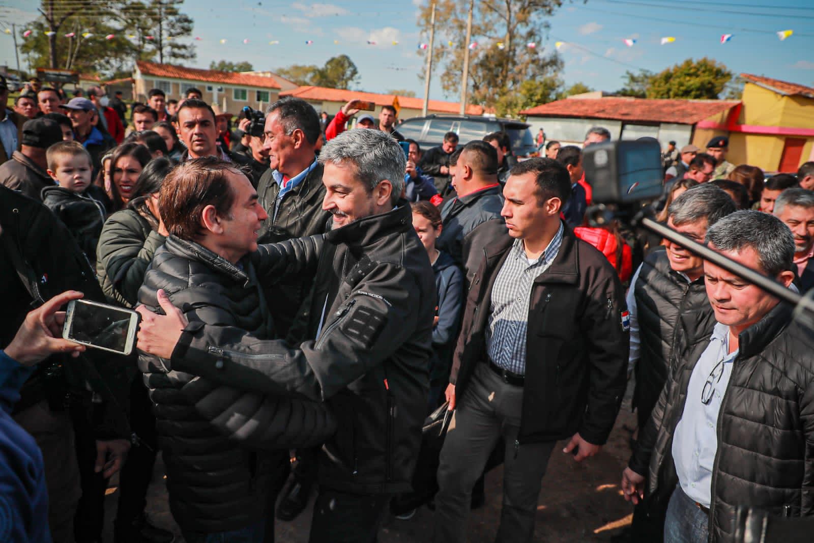 El presidente de la República, Mario Abdo Benítez, durante su visita a Ñeembucú. Foto: @PresidenciaPy