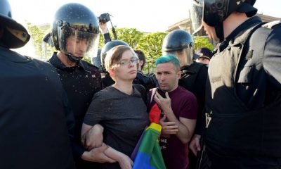 Activistas LGTBI son detenidos en San Petersburgo, en mayo de 2019. Foto: El País.