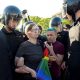 Activistas LGTBI son detenidos en San Petersburgo, en mayo de 2019. Foto: El País.