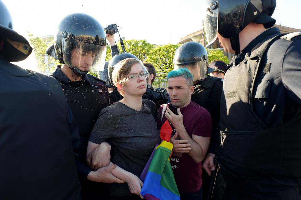 Activistas LGTBI son detenidos en San Petersburgo, en mayo de 2019. Foto: El País.