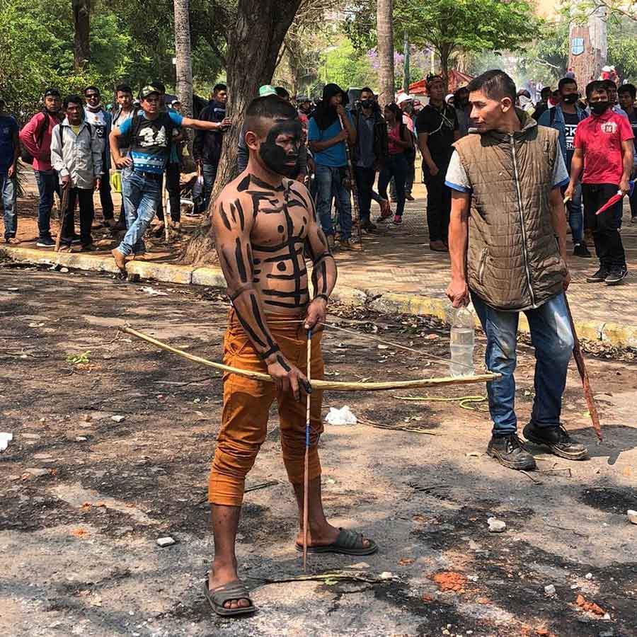 Anónimo. Sin título. Fotografía viral de un indígena Aché durante manifestaciones contra la Ley Zavala/Riera, septiembre 2021. Se busca al autor de la fotografía.