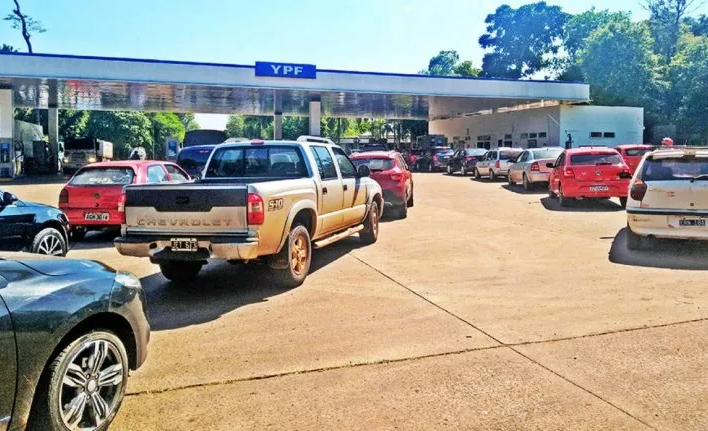 Las estaciones de servicio en Foz y Punta Pora, repletas de paraguayos. Foto: Gentileza