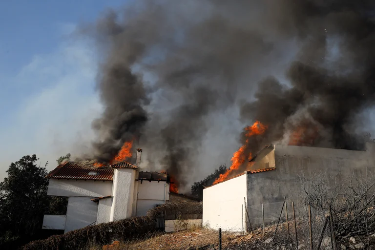 Casas en llamas en Pallini, cerca de Atenas. Foto: Infobae.