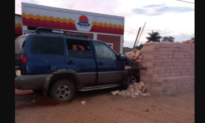 El conductor fue a parar por una pila de ladrillos. Foto: Radio Ñandutí.