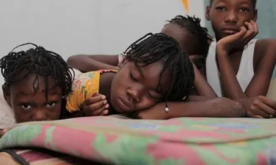 Cientos de menores están durmiendo en la institución Saint-Louis de Gonzague, en la capital de Haití. Foto: BBC Mundo.