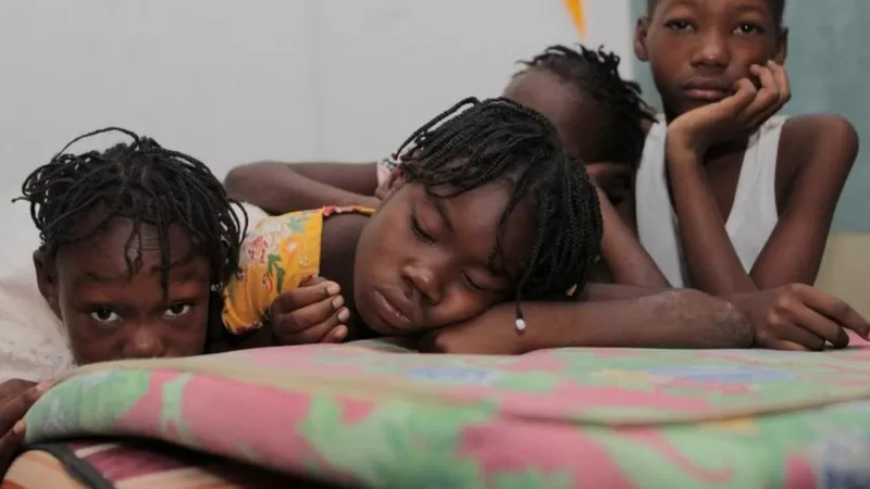 Cientos de menores están durmiendo en la institución Saint-Louis de Gonzague, en la capital de Haití. Foto: BBC Mundo.