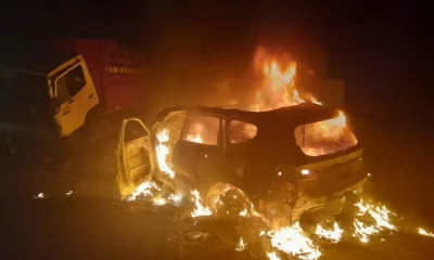 Tras esl choque, uno de los rodados se incendió completamente. Foto: Gentileza