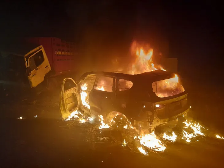 Tras esl choque, uno de los rodados se incendió completamente. Foto: Gentileza