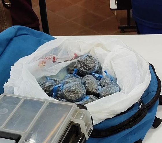 La droga incautada de la mochila del alumno de 14 años. Foto: Gentileza.