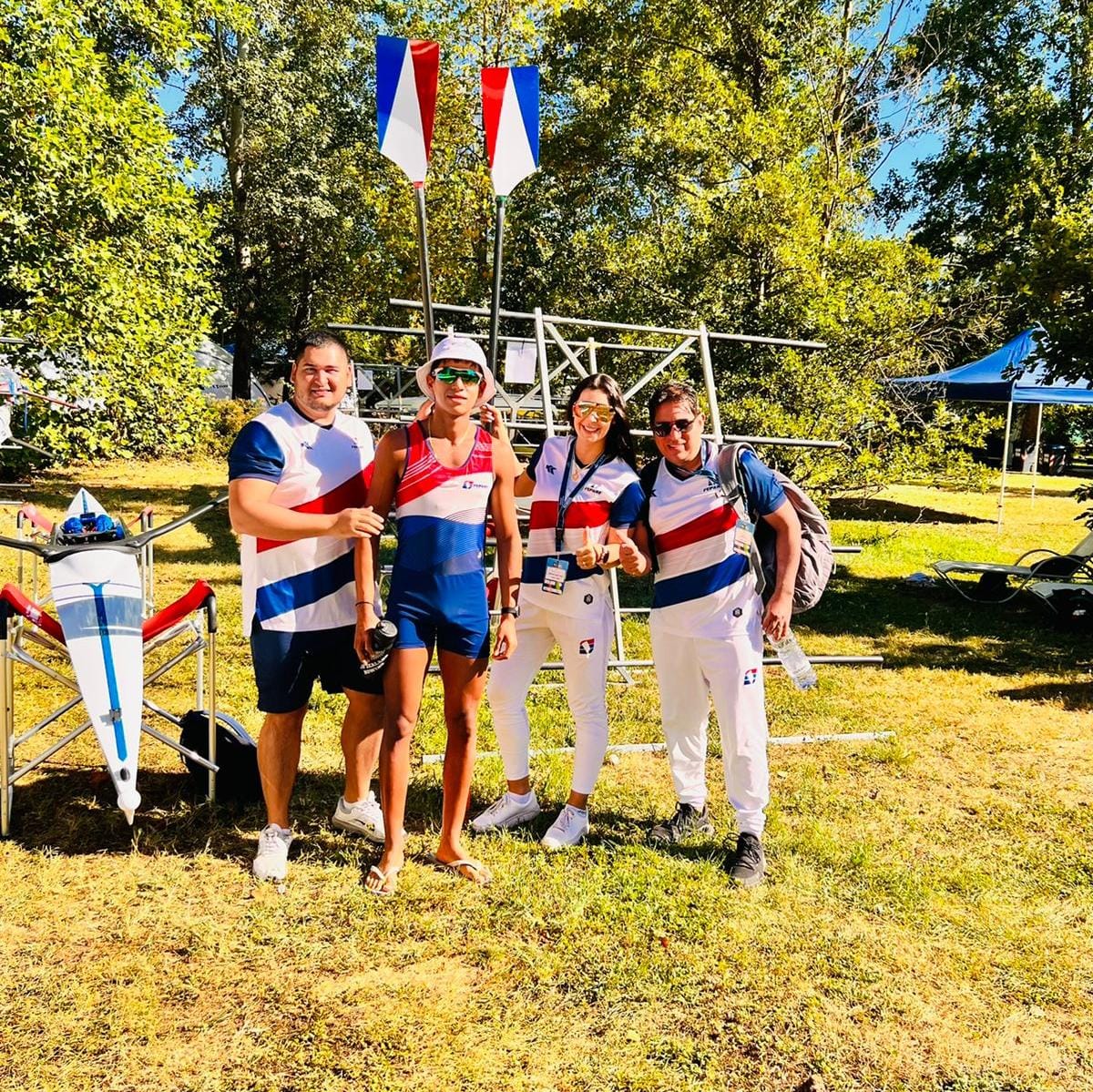 El Team Paraguay integrado por Jorge Benítez (Profesor), Oscar Santos y sus padres posando antes de la última regata de este domingo. Foto: Gentileza.