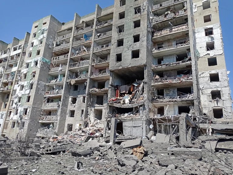 El ataque sobre un edificio residencial en Serhiivka, descrito por Applebaum. Foto: Infobae