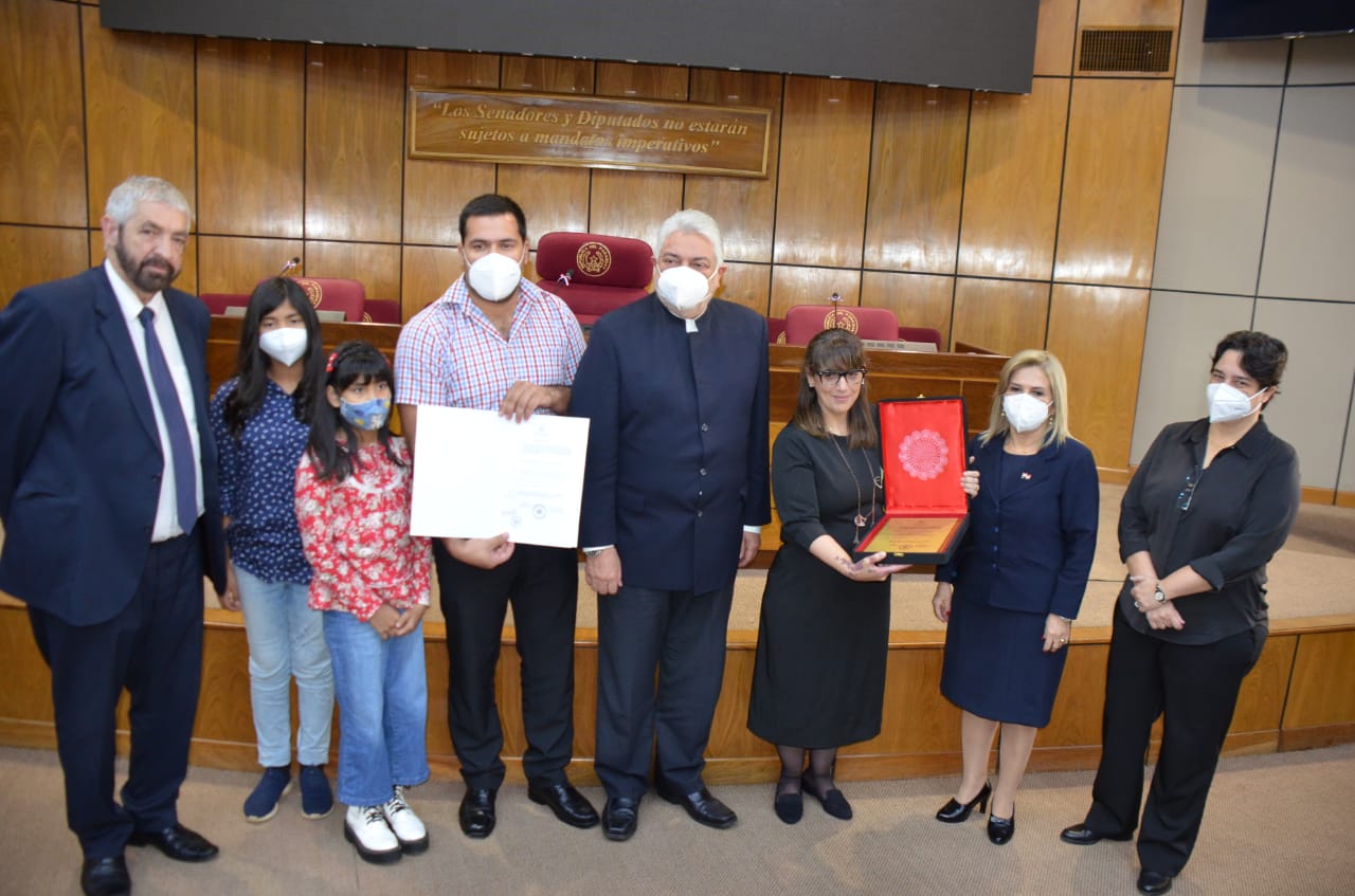 El equipo de trabajo y producción que acompañó a la cineasta, durante el homenaje en el Senado. Cortesía