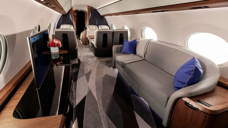 El moderno avión de Musk cuenta con hasta 5 salones configurables. Foto: Infobae