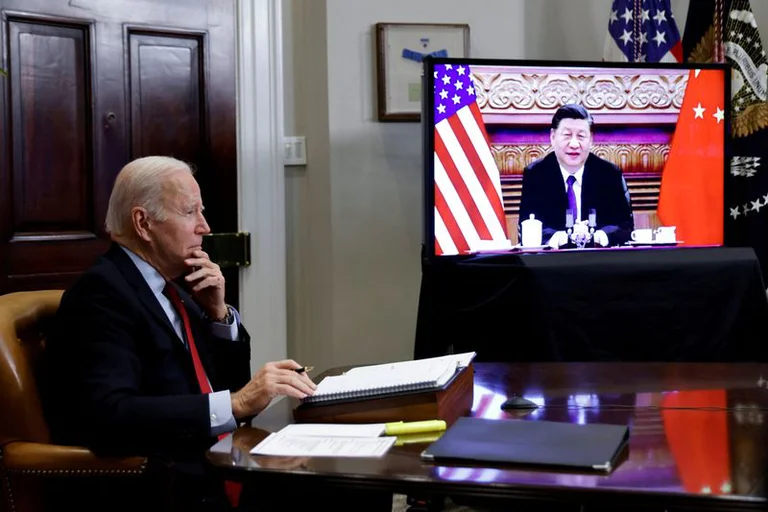 El presidente de Estados Unidos, Joe Biden, habla virtualmente con el líder chino Xi Jinping. Infobae