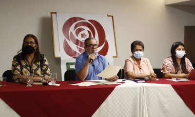 El presidente del partido Comunes, Rodrigo Londoño (c), durante una rueda de prensa de su partido Comunes, en enero 2021. El País