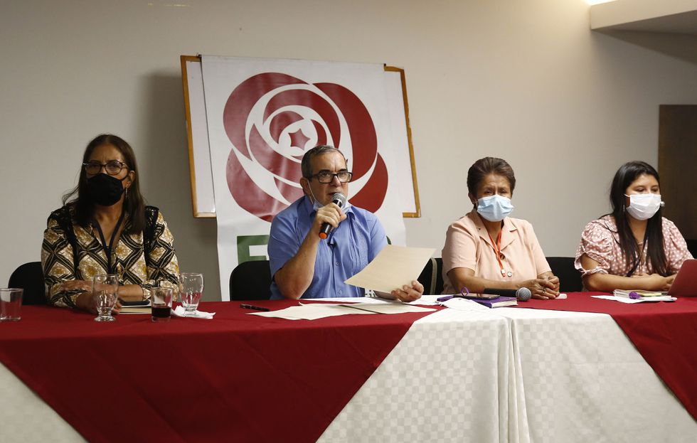 El presidente del partido Comunes, Rodrigo Londoño (c), durante una rueda de prensa de su partido Comunes, en enero 2021. El País