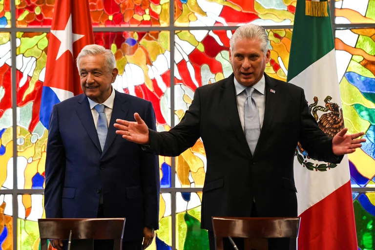 El presidente mexicano Andrés Manuel López Obrador junto al dictador cubano Miguel Díaz-Canel. Foto: Infobae