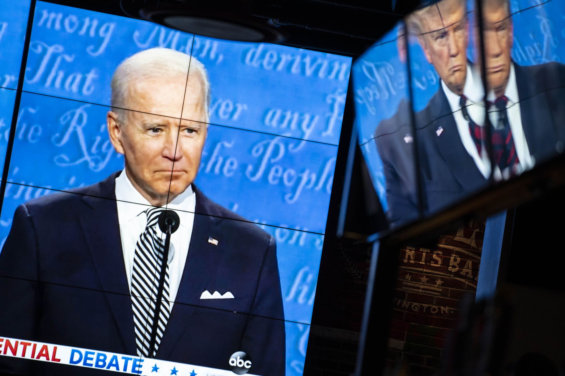 El primer debate de la campaña de 2020, celebrado el 29 de septiembre en Cleveland entre Joe Biden (izquierda) y Donald Trump, visto desde el Walters Sports Bar, de Washington. Foto: El País