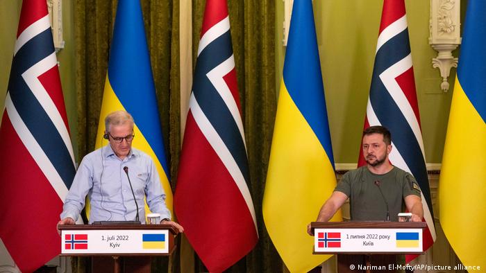 El primer ministro noruego Jonas Gahr Støre (izquierda en la foto) y el presidente ucraniano Volodimir Zelenski. Foto: DW