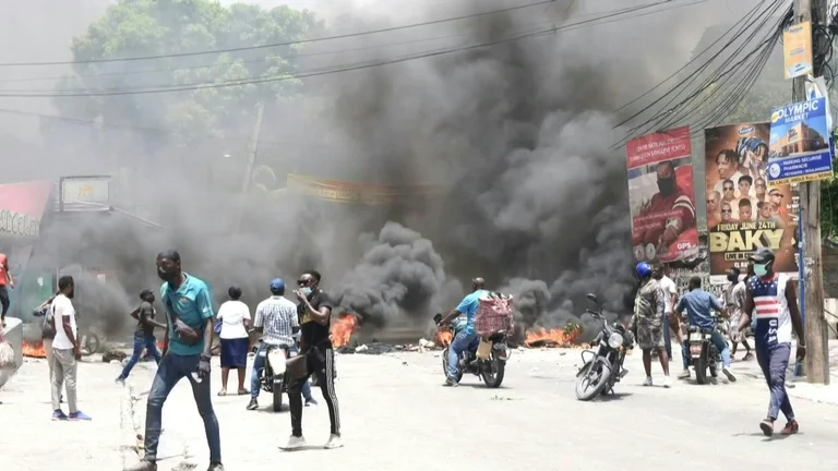 Enfrentamientos entre pandillas han paralizado y teñido de sangre un sector de Puerto Príncipe, capital de Haiti. Foto: Infobae