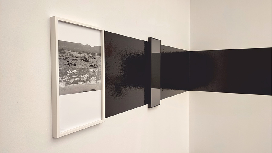 Francis Naranjo. Réplica, 2022. Instalación con fotografía, cuarzo, espejo negro y vinilo. Cortesía del artista