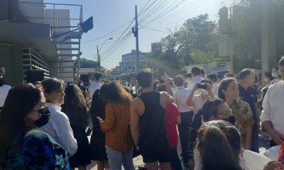 Una gran cantidad de personas se encuentra frente a la radio Ñandutí para rendir tributo a Humberto Rubín. Foto: Radio Ñandutí