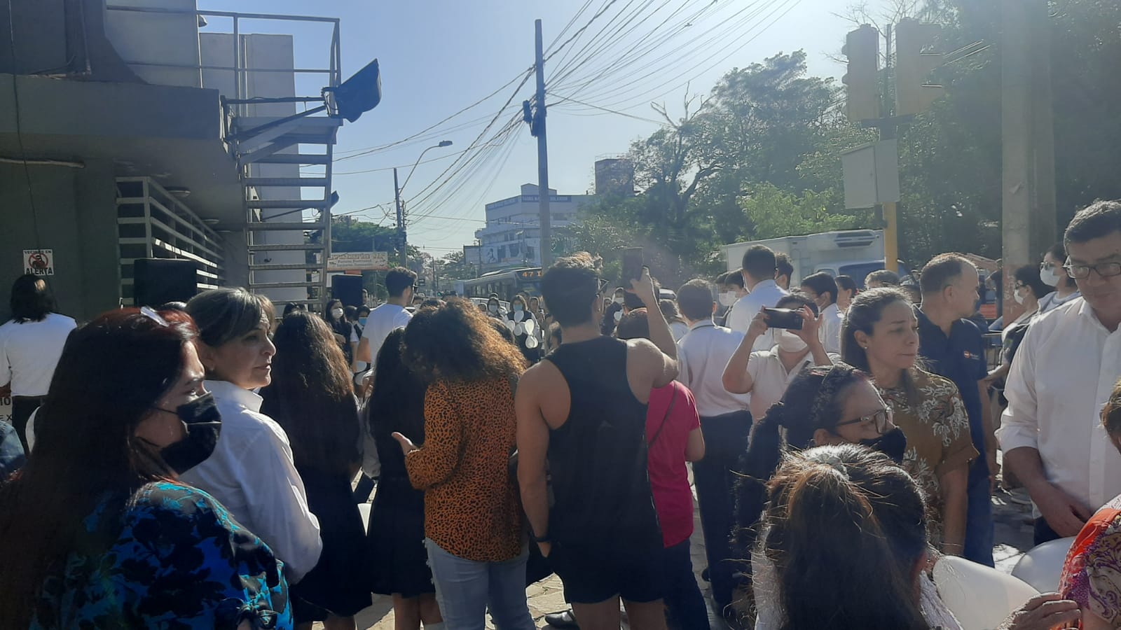 Una gran cantidad de personas se encuentra frente a la radio Ñandutí para rendir tributo a Humberto Rubín. Foto: Radio Ñandutí