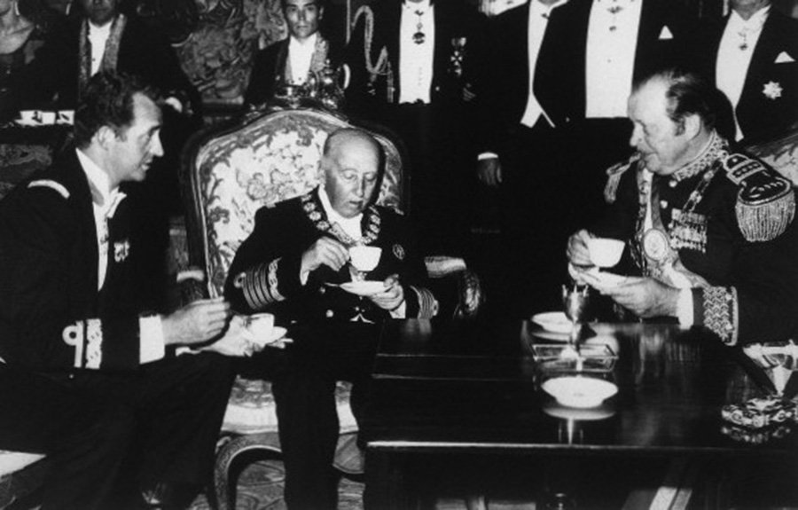 Franco, Stroessner y el Príncipe Juan Carlos toman café durante la visita oficial a Madrid (julio 1973)