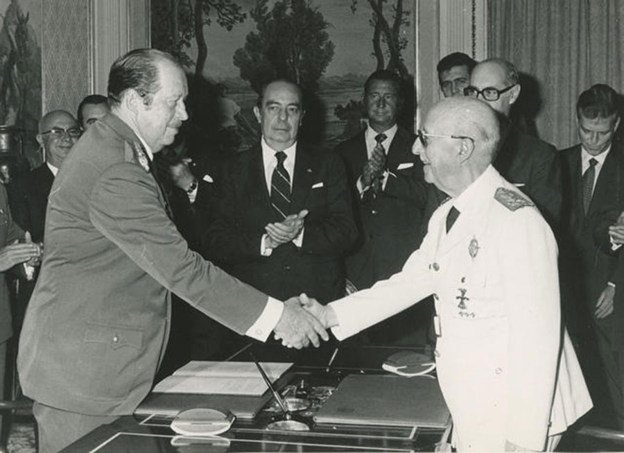 Stroessner saluda a Franco durante la visita oficial del dictador paraguayo a Madrid (julio 1973)