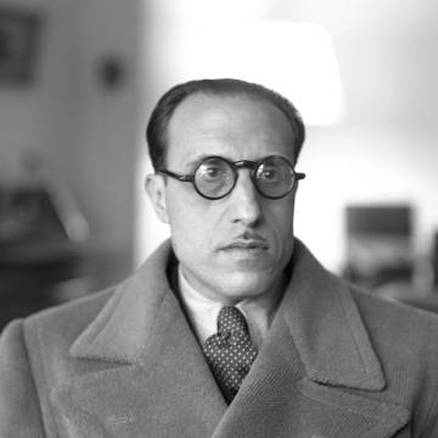 Ernesto Giménez Caballero, acabada la Guerra Civil Española, ya como procurador en las cortes franquistas, 1943. Cortesía