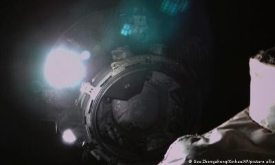 Instante en que el cohete propulsor, que ya ha vuelto descontrolado a la Tierra, se separa del módulo lanzado a la estación espacial Tiangong. Foto: DW