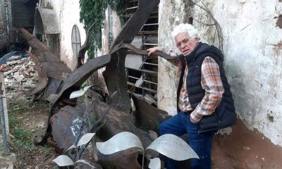 Javier Guggiari Banks y los restos de "Clamor ambiental del Paraguay", obra de Hermann Guggiari destruida por la ex SEAM. Cortesía