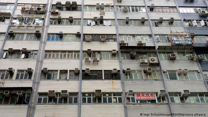 La fachada de un edificio en Hong Kong con muchos sistemas de aire acondicionado. Foto: DW