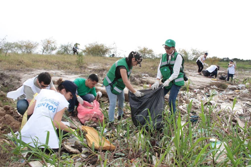 Varios voluntarios participaron de esta minga ambiental en el Banco San Miguel de Asunción. Foto: asuncion.gov.py