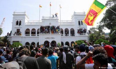 Los manifestanes entraron a la oficina del primer ministro de Sri Lanka. Foto: DW,