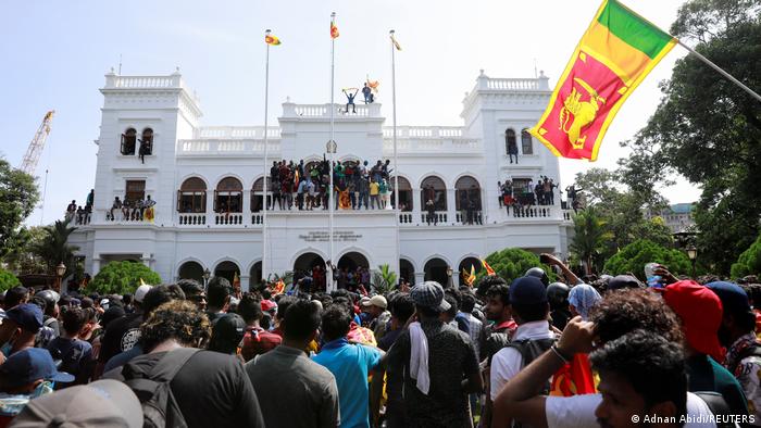 Los manifestanes entraron a la oficina del primer ministro de Sri Lanka. Foto: DW,